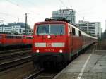 BR 111 027-9 zieht einen Regionalexpress von Mnchen Hbf nach Salzburg, hier bei der Einfahrt in den Bahnhof Mnchen Ost am 22.04.2006