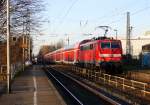 Ein Nachschuss von der 111 158-2 DB schiebt den RE4 aus Aachen-Hbf nach Dortmund-Hbf kommt aus Richtung Aachen-West,Laurensberg,Richterich, und fährt durch Kohlscheid in Richtung Herzogenrath,Mönchengladbach,Neuss. 
Bei schönem Sonnenschein am Nachmittag vom 11.3.2015.