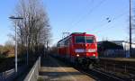 111 128 DB  kommt die Kohlscheider-Rampe hoch aus Richtung Neuss,Herzogenrath mit dem RE4 aus Dortmund-Hbf nach Aachen-Hbf und fährt durch Kohlscheid in Richtung Richterich,Laurensberg,Aachen-West bei schönem Sonnenschein am Morgen vom 12.3.2015.