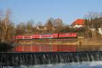 111 221 mit RE 4852 am 19.03.2015 bei Moosburg.