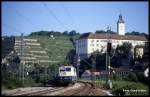 Vor der Kulisse der Deutschordensburg in Gundelsheim legte sich 111102 mit dem D 2199 am 27.5.1990 um 8.40 Uhr in Richtung Heilbronn fahrend in die Kurve.