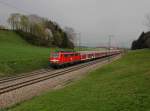 Die 111 046 mit einem M nach München am 04.04.2014 unterwegs bei Straß.