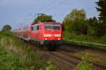 Mit einem RE4 ist die 111 149 durch Herrath nach Aachen Hbf am Abend des 29.4.2015 