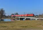 111 023 mit RE 4072 am 27.02.2015 auf der Isabrücke bei Plattling.