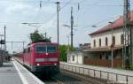 3½ Jahre nach Bild-ID 867491 waren die Bahnsteige in Baiersdorf auf 76 cm erhöht worden. 111 221 hielt am 30.4.11 mit einer x-Wagen-Garnitur als S1 nach Bamberg neben dem Empfangsgebäude.