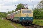 111 001 des DB Museum  Koblenz - Lützel mit 216 221 im Schlepp auf dem Weg von Lübeck nach Gießen. Baunatal Guntershausen 27.05.2015