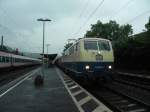 Bei Regenwetter und ca 30 min. Verspätung kam 111 001-4 in Linz eingefahren und fuhr weiter hoch nach Köln und über die linke Rheinseite nach Koblenz.

Linz 13.06.2015