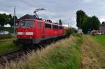 111 112 schiebt einen RE4 Verstärkerzug nach Aachen Hbf, gleich wird der Zug in Herrath Halt machen.