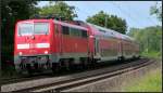 Die 111 122 ist mit dem RE4 (Wupper Express) unterwegs nach Aachen.Hier zu sehen bei Rimburg,unweit von Übach Palenberg auf der Kbs 485 am 28.Juni 2015.