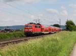 Die 111 208 mit einem RE nach Nürnberg am 21.06.2011 unterwegs bei Pölling.