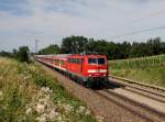 Die 111 159 mit einem RE nach Salzburg am 14.08.2011 unterwegs bei Hilperting.