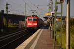 Die siebenmaleins Lok schiebt hier einen RE7 mit 9 Minuten Verspätung durch Allerheiligen nach Krefeld am Samstag den 31.10.2015.
Bald endet der DB Einsatz auf der RE7 und Hamsterbacken der National Express übernehmen die Linie. 