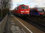 111 147-5 DB kommt die Kohlscheider-Rampe hoch aus Richtung Neuss,Herzogenrath mit dem RE4 aus Dortmund-Hbf nach Aachen-Hbf und fährt durch Kohlscheid in Richtung Richterich,Laurensberg,Aachen-West. 
Bei Sonne und Regenwolken am Morgen vom 17.11.2015.