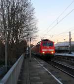 111 093 DB kommt die Kohlscheider-Rampe  hoch aus Richtung Neuss,Herzogenrath mit dem RE4 aus Dortmund-Hbf-Aachen-Hbf und fährt durch Kohlscheid in Richtung Richterich,Laurensberg,Aachen-West,Aachen-Schanz,Aachen-Hbf.
Aufgenommen vom Bahnsteig 2 in Kohlscheid.
Bei schönem Winterwetter am Eiskalten Morgen vom 18.1.2016.