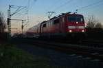 111 155 mit einem Verstärkerzug nach Aachen Hbf bei der Durchfahrt in Kleinenbroich am heutigen Abend.