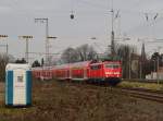 111 083 mit einem RE4 Dostock verlässt Rheydt in Richtung Aachen Hbf.