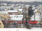 Blick über die Dächer von Ansbach auf einen RE nach Stuttgart am 12.2.10. Vor dem Zug sieht man das Gleispaar nach Würzburg, das dort nach Nordwesten abbiegt. 