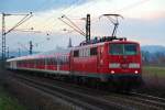 Ein Herz für die DB? Wohl kaum wenn man die Wagen entlang blickt. 111 064-2 mit RB nach Offenburg zwischen Gundelfingen und Denzlingen. 25.02.2016