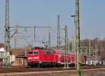  Slalom durch Neue und Alte Oberleitungs Masten 
RE 4 Wupper-Express aus Dortmund, mit Zuglok 111 150-9 bei der Einfahrt in Herzogenrath am 16.3.2016