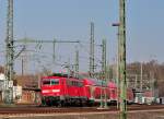  Slalom durch Neue und Alte Oberleitungs Masten  RE 4 Wupper-Express aus Dortmund, mit Zuglok 111 150-9 bei der Einfahrt in Herzogenrath am 16.3.2016