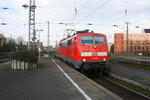 111 093 DB kommt mit dem RE4 von Dortmund-HBf nach Aachen-Hbf und kommt aus Richtung Neuss und fährt in den Mönchengladbacher-Hbf ein und hält in Mönchengladbach-Hbf und fährt