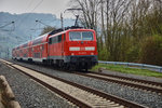 111 227-5 ist hier mit einen RE zu sehen der in Richtung Würzburg unterwegs ist gesehen am 12.04.16 bei Gambach.