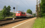 111 156 DB  kommt die Kohlscheider-Rampe hoch aus Richtung Neuss,Herzogenrath mit einem RE4 Verstärkerzug aus Düsseldorf-Hbf nach Aachen-Hbf und fährt durch Kohlscheid in Richtung Richterich,Laurensberg,Aachen-West,Aachen-Schanz,Aachen-Hbf.
Aufgenommen vom Bahnsteig 1 in Kohlscheid.
Bei Sonnenschein und Gewitterwolken am Nachmittag vom 2.6.2016.