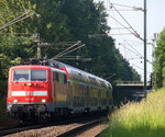 111 156  DB kommt die Kohlscheider-Rampe hoch aus Richtung Neuss,Herzogenrath mit einem RE4 Verstärkerzug aus Düsseldorf-Hbf nach Aachen-Hbf und fährt durch Kohlscheid in Richtung Richterich,Laurensberg,Aachen-West,Aachen-Schanz,Aachen-Hbf. Aufgenommen vom Bahnsteig 1 in Kohlscheid. Bei Sommerwetter am 9.6.2016.