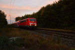 Kurz nach dem IC 2223 kam die 111 129 mit einem RE nach Aachen Hbf in Wickrath durchgefahren.