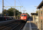 Ein Nachschuss von der 111 116 DB schiebt den RE4 aus Aachen-Hbf nach Dortmund-Hbf und kommt aus Richtung