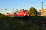 Im Licht der schon tiefstehenden Sonne verlässt die 111 112 den Rheydter Hbf mit einem RE4 nach Aachen.