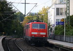 Ein Nachschuss von der 111 127-7 DB schiebt den RE4 aus Aachen-Hbf nach Dortmund-Hbf und kommt aus Richtung Aachen-Hbf und hilt in Aachen-Schanz und fährt dann weiter in Richtung