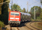 111 121 DB kommt mit dem RE4 von Dortmund-HBf nach Aachen-Hbf und kommt aus Richtung Neuss-Hbf,Mönchengladbach-Hbf,Rheydt-Hbf,Wickrath,Beckrath,Herrath und fährt in Erkelenz ein und fährt dann weiter in Richtung Baal,Hückelhoven-Baal,Brachelen,Lindern,Süggerrath,Geilenkirchen,Frelenberg,Zweibrüggen,Übach-Palenberg,Rimburg,Finkenrath,Hofstadt,Herzogenrath, Kohlscheid,Richterich,Laurensberg,Aachen-West,Aachen-Schanz,Aachen-Hbf. Aufgenommen vom Bahnsteig 1 in Erkelenz. Bei schönem Herbstwetter am Nachmittag vom 22.10.2016.