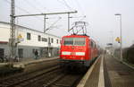 Ein Nachschuss von der 111 122 DB schiebt den RE4 aus Aachen-Hbf nach Dortmund-Hbf und kommt aus Richtung Aachen-Hbf,Aachen-Schanz,Aachen-West,Laurensberg,Richterich,Kohlscheid,Herzogenrath,Palenberg,Zweibrüggen,Frelenberg,Geilenkirchen,Süggerrath,Lindern,Brachelen,Hückelhoven-Baal,Baal und hält in Erkelenz und fährt dann weiter in Richtung Herrath,Beckrath,Wickrath,Rheydt-Hbf,Mönchengladbach-Hbf. 
Aufgenommen vom Bahnsteig 2 in Erkelenz. 
Bei Nebel am Kalten Mittag vom 3.12.2016.