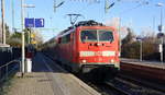 111 156 DB kommt mit dem RE4 von Dortmund-HBf nach Aachen-Hbf und kommt aus Richtung Neuss-Hbf,Mönchengladbach-Hbf,Rheydt-Hbf,Wickrath,Beckrath,Herrath und fährt in Erkelenz ein und