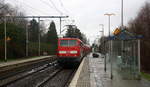 Ein Nachschuss von der 111 156 DB schiebt den RE4 aus Aachen-Hbf nach Dortmund-Hbf und kommt aus Richtung Aachen-Hbf,Aachen-Schanz,Aachen-West,Laurensberg,Richterich,Kohlscheid,Herzogenrath,Palenberg,Zweibrüggen,Frelenberg,Geilenkirchen,Süggerrath,Lindern,Brachelen,Hückelhoven-Baal,Baal und hält in Erkelenz und fährt dann weiter in Richtung Herrath,Beckrath,Wickrath,Rheydt-Hbf,Mönchengladbach-Hbf. 
Aufgenommen vom Bahnsteig 2 in Erkelenz.
Bei Regenwetter am Kalten Morgen vom 26.12.2016.