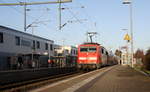 Ein Nachschuss von der 111 098-0 DB schiebt den RE4 aus Aachen-Hbf nach Dortmund-Hbf und kommt aus Richtung Aachen-Hbf,Aachen-Schanz,Aachen-West,Laurensberg,Richterich,Kohlscheid,Herzogenrath,Palenberg,Zweibrüggen,Frelenberg,Geilenkirchen,Süggerrath,Lindern,Brachelen,Hückelhoven-Baal,Baal und hält in Erkelenz und fährt dann weiter in Richtung Herrath,Beckrath,Wickrath,Rheydt-Hbf,Mönchengladbach-Hbf. 
Aufgenommen vom Bahnsteig 1 in Erkelenz. 
Bei schönem Sonnenschein am Kalten Nachmittag vom 27.12.2016.