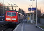 Ein Nachschuss von der 111 012 DB schiebt den RE4 aus Aachen-Hbf nach Dortmund-Hbf und kommt aus Richtung Aachen-Hbf,Aachen-Schanz,Aachen-West,Laurensberg,Richterich,Kohlscheid,Herzogenrath,Palenberg,Zweibrüggen,Frelenberg,Geilenkirchen,Süggerrath,Lindern,Brachelen,Hückelhoven-Baal,Baal und hält in Erkelenz und fährt dann weiter in Richtung Herrath,Beckrath,Wickrath,Rheydt-Hbf,Mönchengladbach-Hbf. 
Aufgenommen vom Bahnsteig Erkelenz. 
Bei schönem Sonnenschein am Kalten Nachmittag vom 20.1.2017.