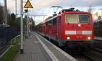 111 112 DB  kommt mit dem RE4 Verstärkerzug von Düsseldorf-Hbf nach Aachen-Hbf und kommt aus Richtung Neuss-Hbf,Mönchengladbach-Hbf,Rheydt-Hbf,Wickrath,Beckrath,Herrath und fährt