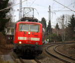 111 028 DB kommt mit dem RE4 von Dortmund-HBf nach Aachen-Hbf und kommt aus Richtung Neuss-Hbf,Mönchengladbach-Hbf,Rheydt-Hbf,Wickrath,Beckrath,Herrath und fährt in Erkelenz ein und fährt dann weiter in Richtung Baal,Hückelhoven-Baal,Brachelen,Lindern,Süggerrath,Geilenkirchen,Frelenberg,Zweibrüggen,Übach-Palenberg,Rimburg,Finkenrath,Hofstadt,Herzogenrath, Kohlscheid,Richterich,Laurensberg,Aachen-West,Aachen-Schanz,Aachen-Hbf. Aufgenommen vom Bahnsteig 1 in Erkelenz. 
 Bei Wolken am Kalten Nachmittag vom 25.2.2017.