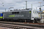 Lok 111 215-0 der Railadventure steht auf einem Nebengleis beim badischen Bahnhof.