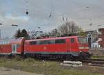 Aus Gleis 4 fährt die 111 115 mir einem RE4 am Abend des 26.3.2019 gen Aachen Hbf aus dem Rheydter Hbf aus, da der Bahnsteig an Gleis4 für den RRX-Einsatz 2020 umgebaut wird.