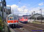 Doppelausfahrt am 31.07.2007 in Kln Hbf: links schiebt 111 121-0 die RB 11214 (Bonn-Mehlem – Wuppertal-Oberbarmen) und rechts zieht 111 117-8 den RE 4865 (Aachen Hbf – Siegen).