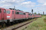 DB 111 166-5 in einem Lokzug vom DB Stillstandsmanagement Karsdorf nach Opladen, am 13.07.2022 in Naumburg (S) Hbf.