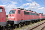 DB 111 164 in einem Lokzug vom DB Stillstandsmanagement Karsdorf nach Opladen, am 13.07.2022 in Naumburg (S) Hbf.