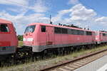 DB 111 175-6 in einem Lokzug vom DB Stillstandsmanagement Karsdorf nach Opladen, am 13.07.2022 in Naumburg (S) Hbf.