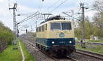 Train4Train GmbH, Bodenwerder mit ihrer  111 025-3  (NVR:  91 80 6111 025-3 D-TFT ) am 21.04.23 Durchfahrt Bahnhof Berlin Hohenschönhausen.
