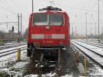 Frontansicht der etwas verschneiten 111 079-0. Sie war am 10.11.2007 zusammen mit einer Regionalgarnitur im Aalener Bahnhof abgestellt.