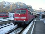 111 046-9 steht mit ihrer RegionalBahn nach Mittwenwald, steht in Garmisch-PArtenkirchen! 29.12.07