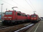 Die 111 205 und die 143 962 am 21.12.2007 in Landshut HBF. 